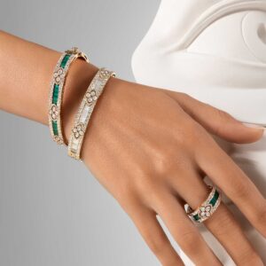 ROBERTO-COIN-LOVE-IN-VERONA-18K-ROSE-GOLD-FULL-PAVE-DIAMONDS-OPEN-FRAME-BANGLE-WITH-MALACHITE_ADV888BA2335_WEAR.jpg