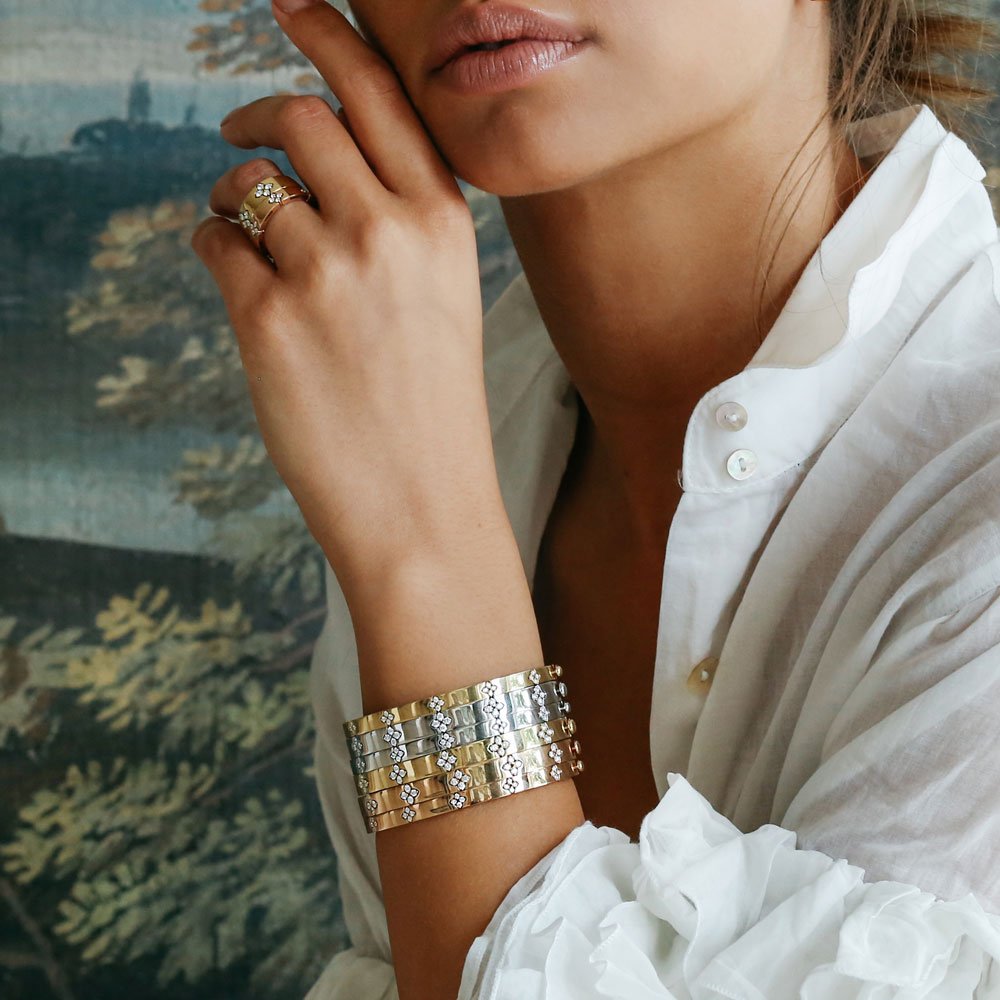 ROBERTO-COIN-LOVE-IN-VERONA-BANGLE-18KT-YELLOW-GOLD-WITH-DIAMONDS-MEDIUM-WIDTH-VERSION-ADR888BA2011_01_WEAR.jpg