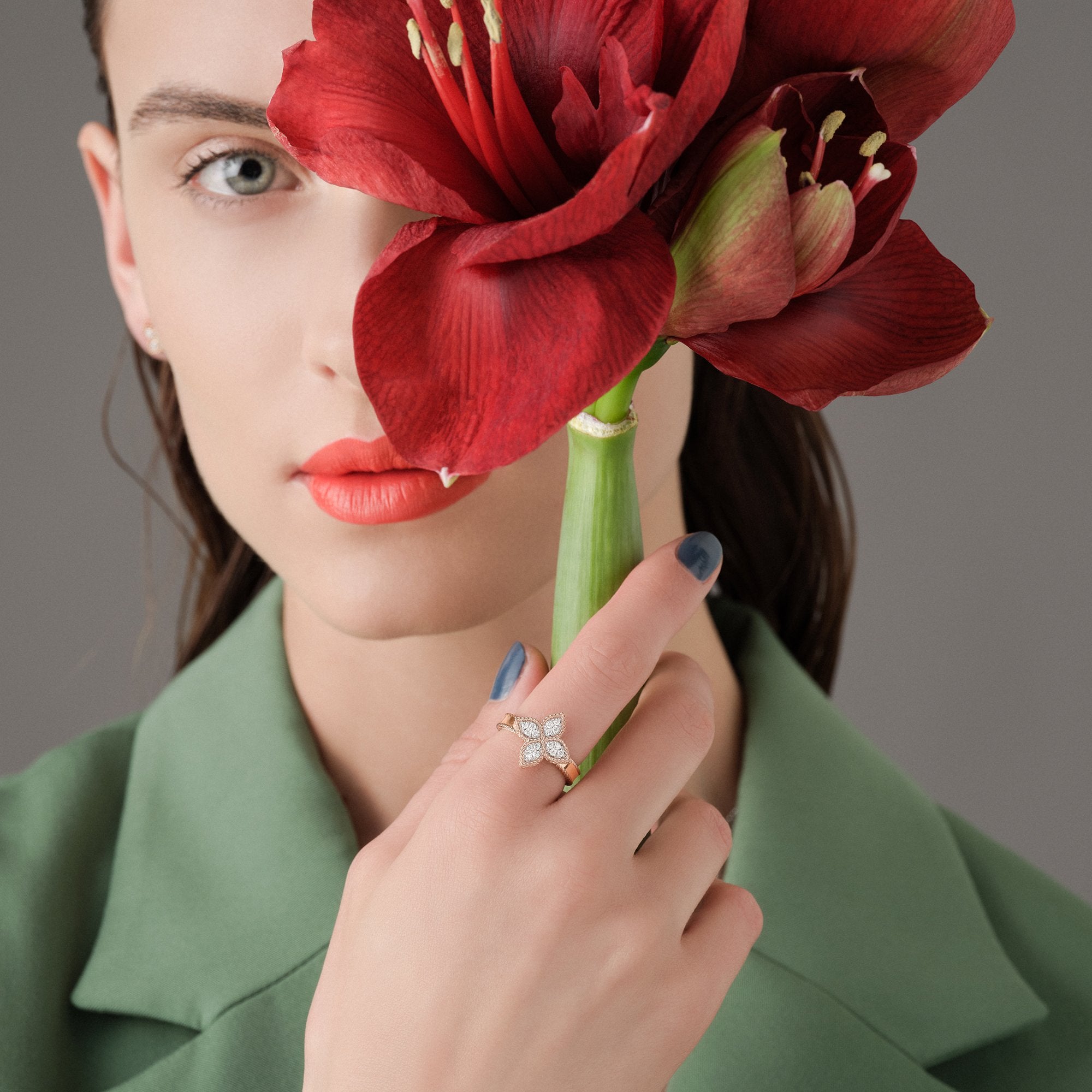 ROBERTO-COIN-PRINCESS-FLOWER-18KT-YELLOW-GOLD-MEDIUM-RING-WITH-DIAMONDS-ADR777RI0639_WEAR.jpg