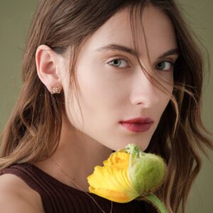 ROBERTO-COIN-PRINCESS-FLOWER-EARRINGS-18K-GOLD-WITH-DIAMOND-ONE-FLOWER-SMALL-VERSION-ADR777EA2666_WEAR.jpg
