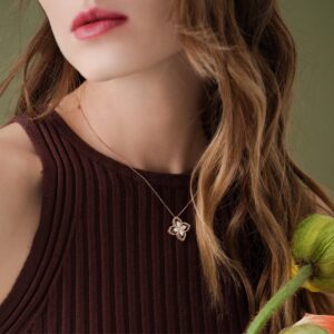 ROBERTO-COIN-PRINCESS-FLOWER-PENDANT-18K-GOLD-WITH-DIAMOND-ONE-FLOWER-SMALL-VERSIONADR777CL2665_WEAR-1.jpg