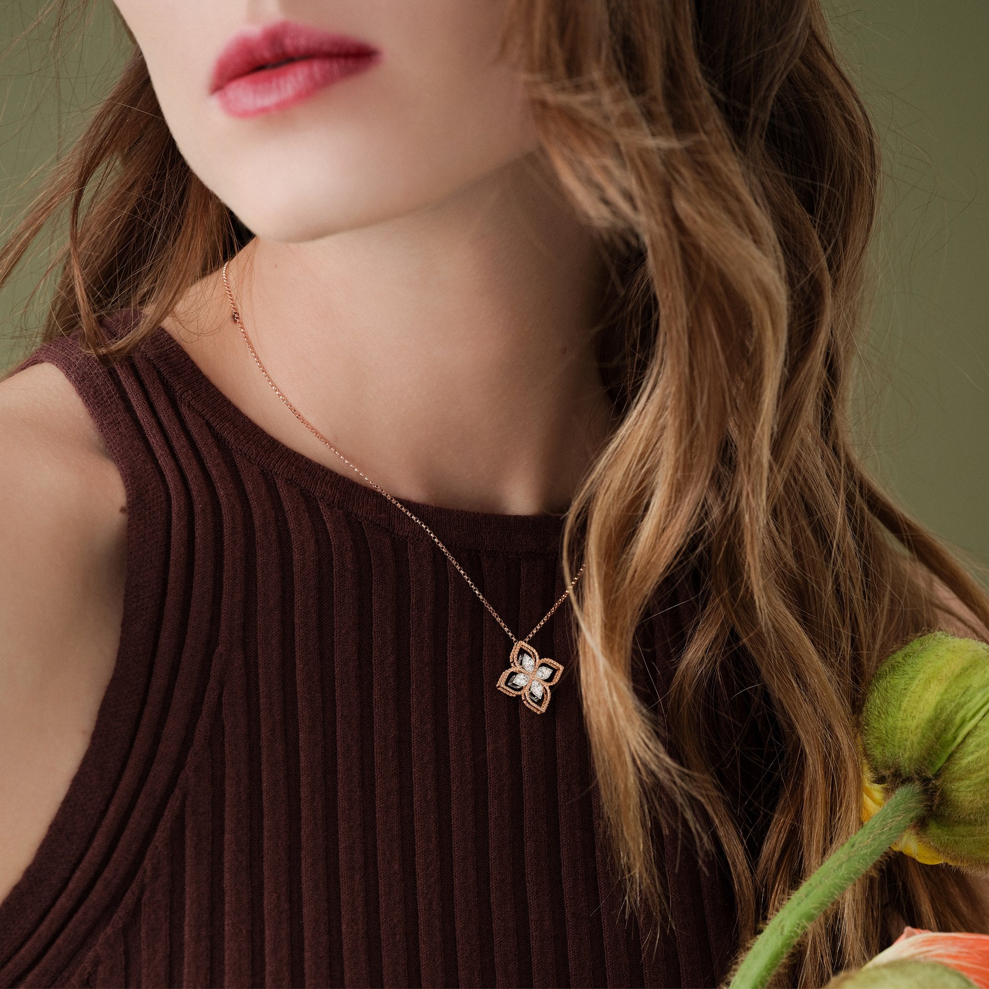 ROBERTO-COIN-PRINCESS-FLOWER-PENDANT-18K-GOLD-WITH-DIAMOND-ONE-FLOWER-SMALL-VERSIONADR777CL2665_WEAR.jpg